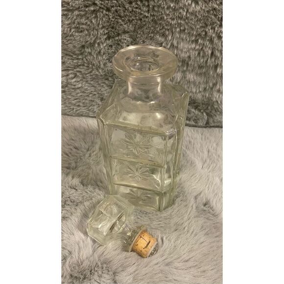 Vintage 10” Starburst Glass Liquor Whiskey Bottle Decanter w/ Stopper - Picture 4 of 8